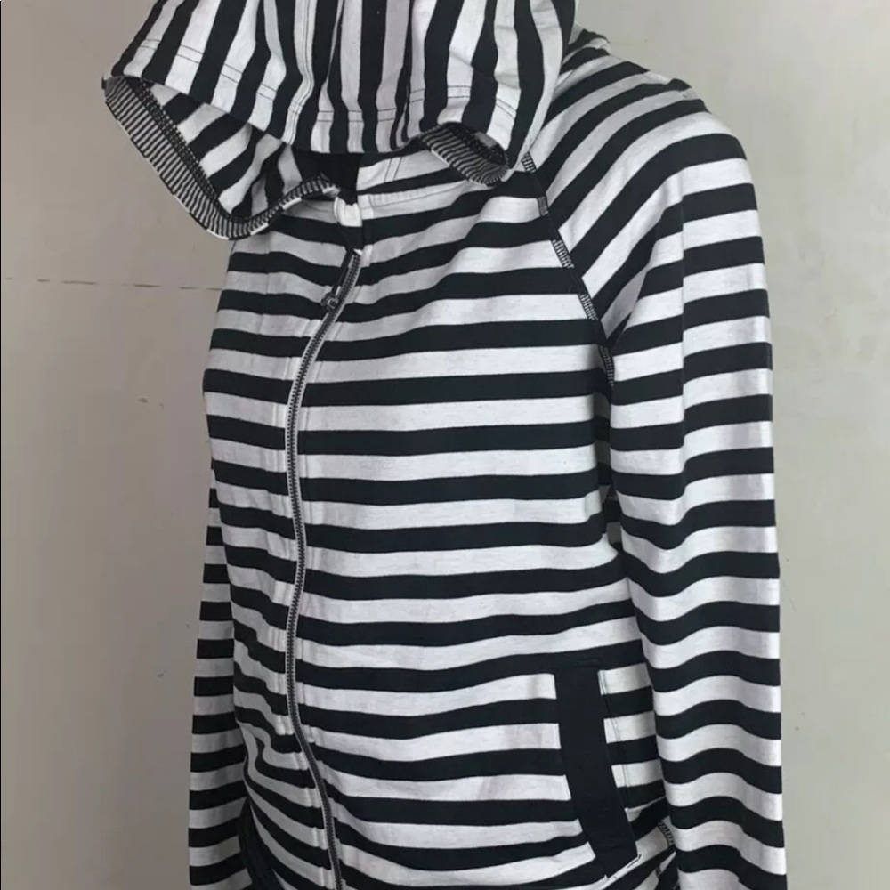 Lululemon Hoodie missing size tag